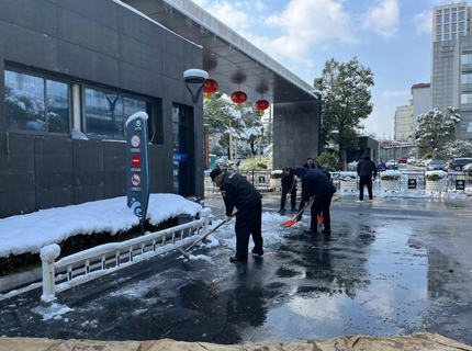 雪落知寒意，行动暖人心